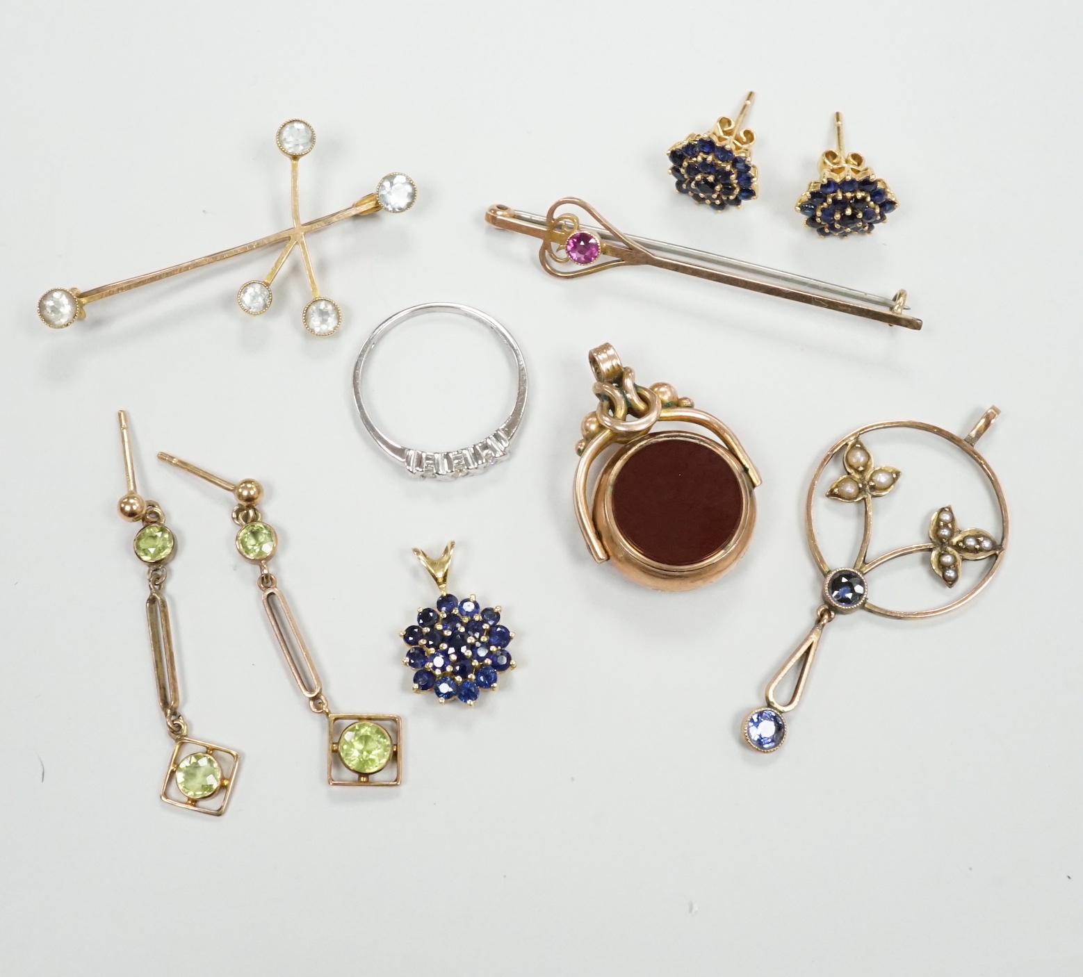 Mixed jewellery including a Victorian 9ct gold and chalcedony set spinning fob seal, a modern 9ct white gold and diamond ring, a sapphire set pendant and pair of ear studs, three other pendants and two brooches.